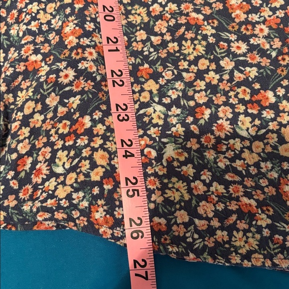 Elegant Floral V-Neck Blouse - Picture 11 of 12